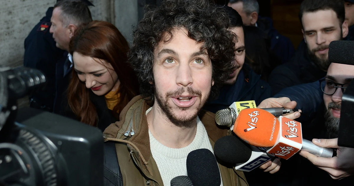 Mattia Santori e le sardine se ne fregano del coronavirus: il mondo viene giù, loro presentano il libro conto Salvini