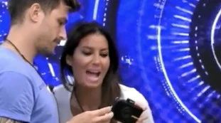Grande Fratello Vip, Elisabetta Gregoraci bacia un altro concorrente: "Pretelli geloso?", proprio dopo la lettera di Briatore