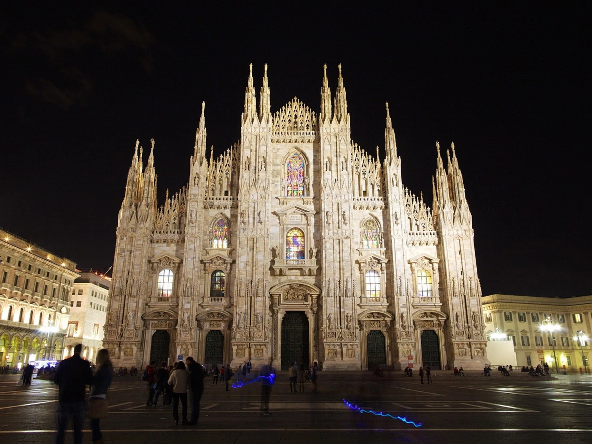 Statua in Duomo, ancora vernice I pro-Pal copiano gli eco vandali