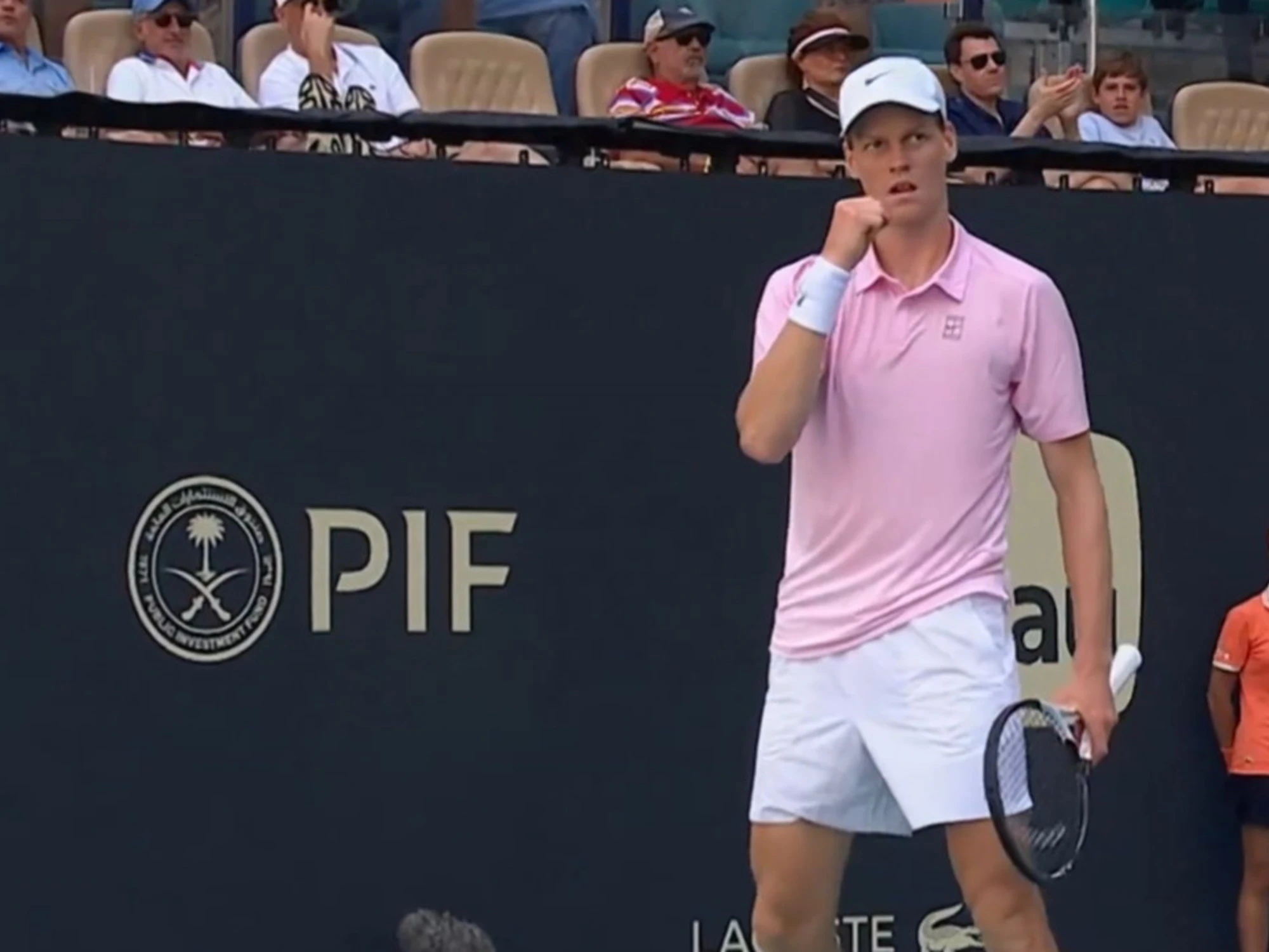 Jannik Sinner polverizza Tiafoe: il dominio assoluto in un colpo stratosferico