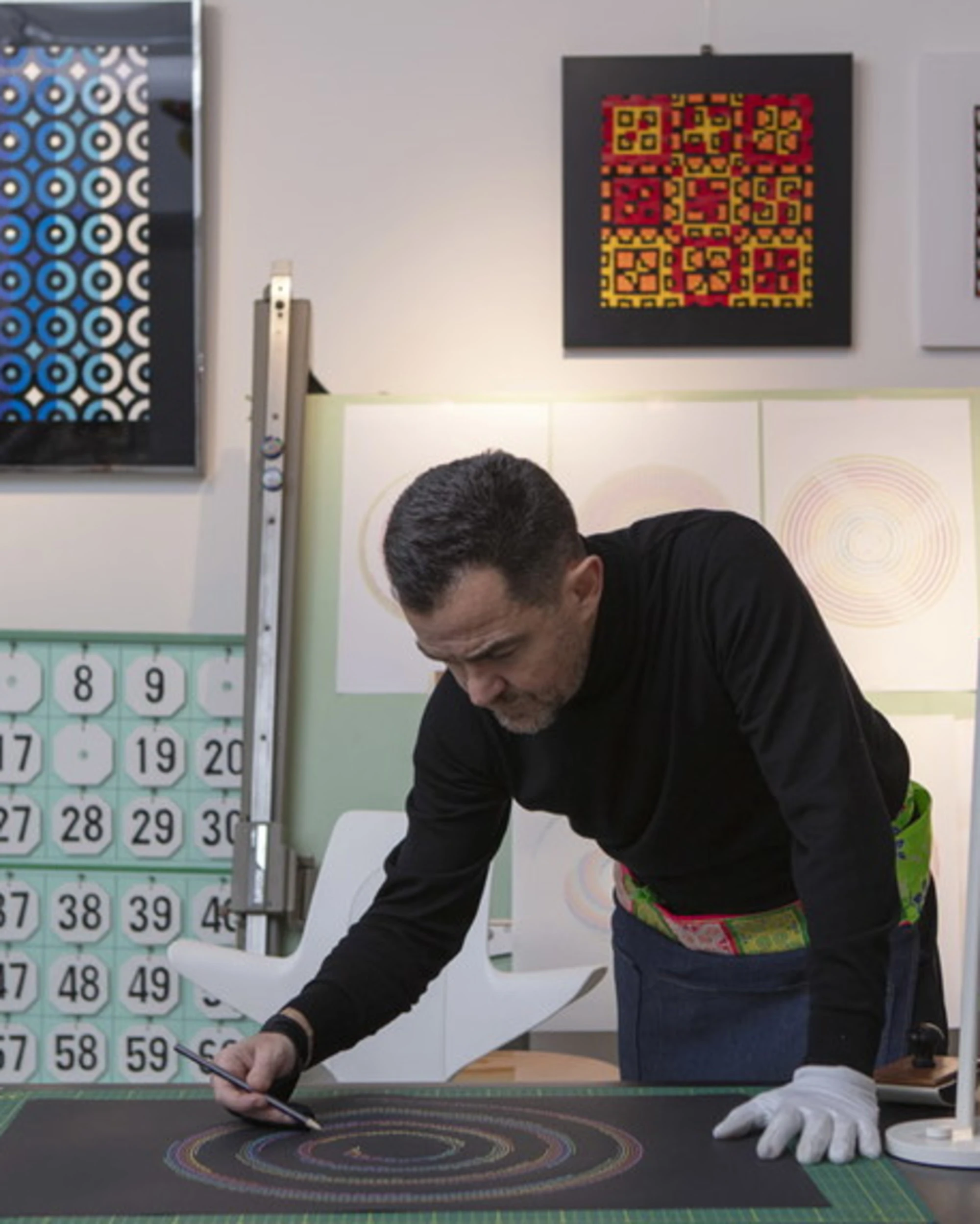 Adriano Attus porta “Veritas” a Milano: un viaggio visivo tra numeri, forme e immaginazione