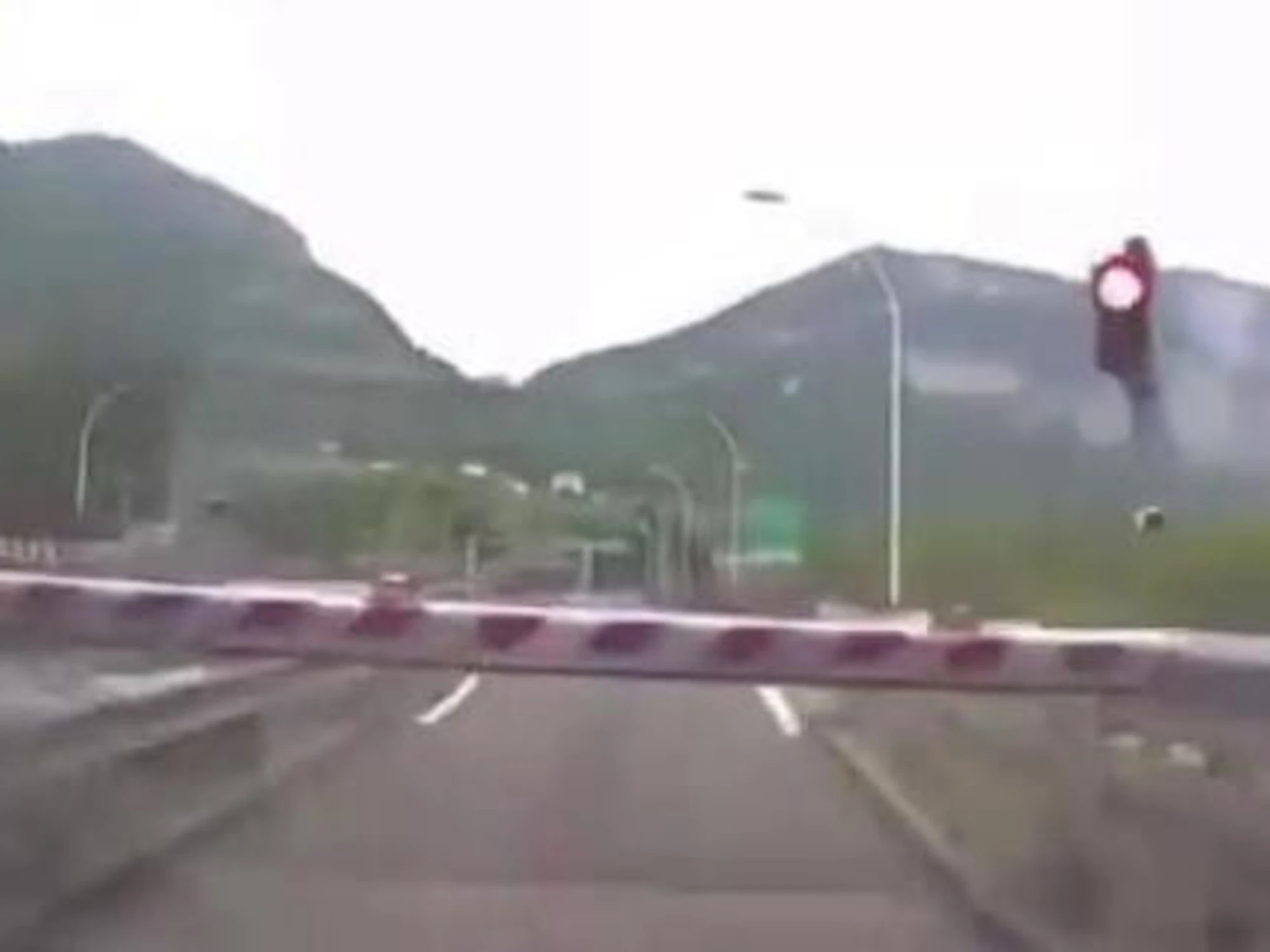 Sbronzo marcio sull'A1, senza una ruota, senza patente: sfonda il casello, arrestato