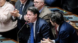 Giuseppe Conte, fango su Meloni e governo: "Lancio di monetine?"