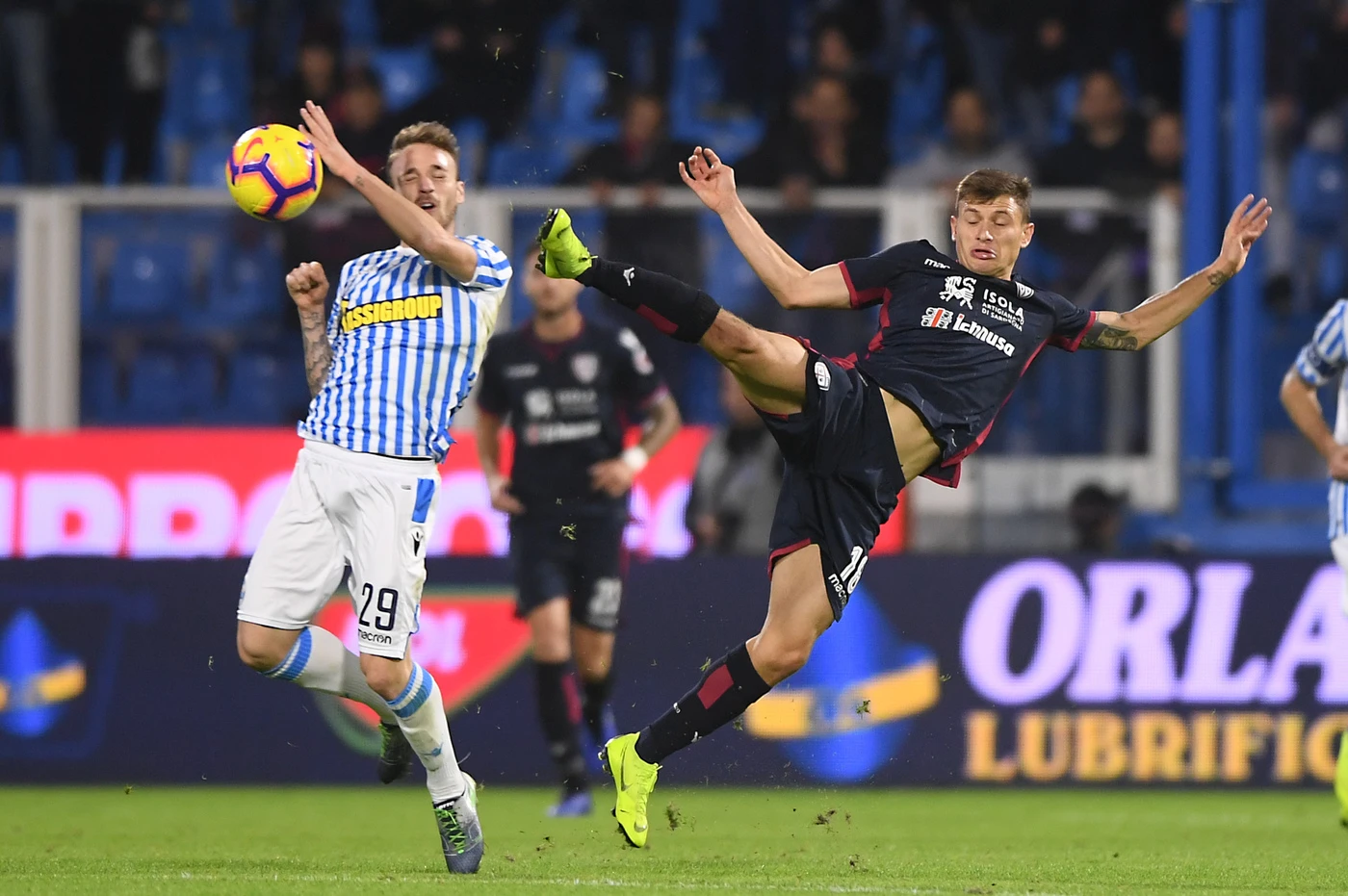 Cagliari, una rimonta da urlo: in tre minuti da 2-0 a 2-2. Pareggio a casa della Spal
