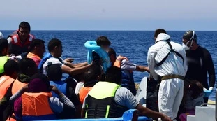 Migranti, l'Austria minaccia Bruxelles: "Se aprite i confini Ue, chiuderemo i nostri"