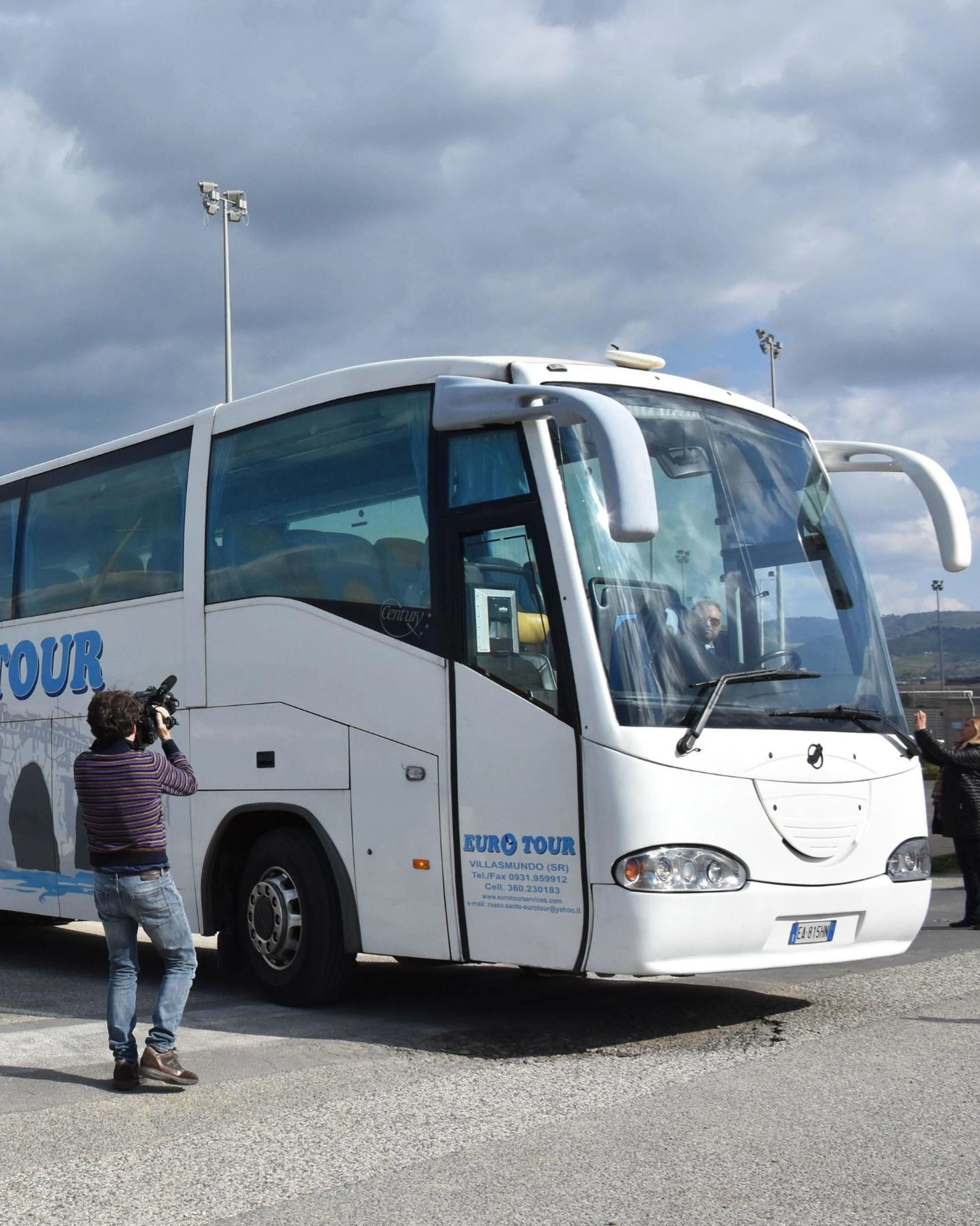 Caltagirone, troppa attesa? Sfascia il bus e aggredisce tutti: africano semina il panico