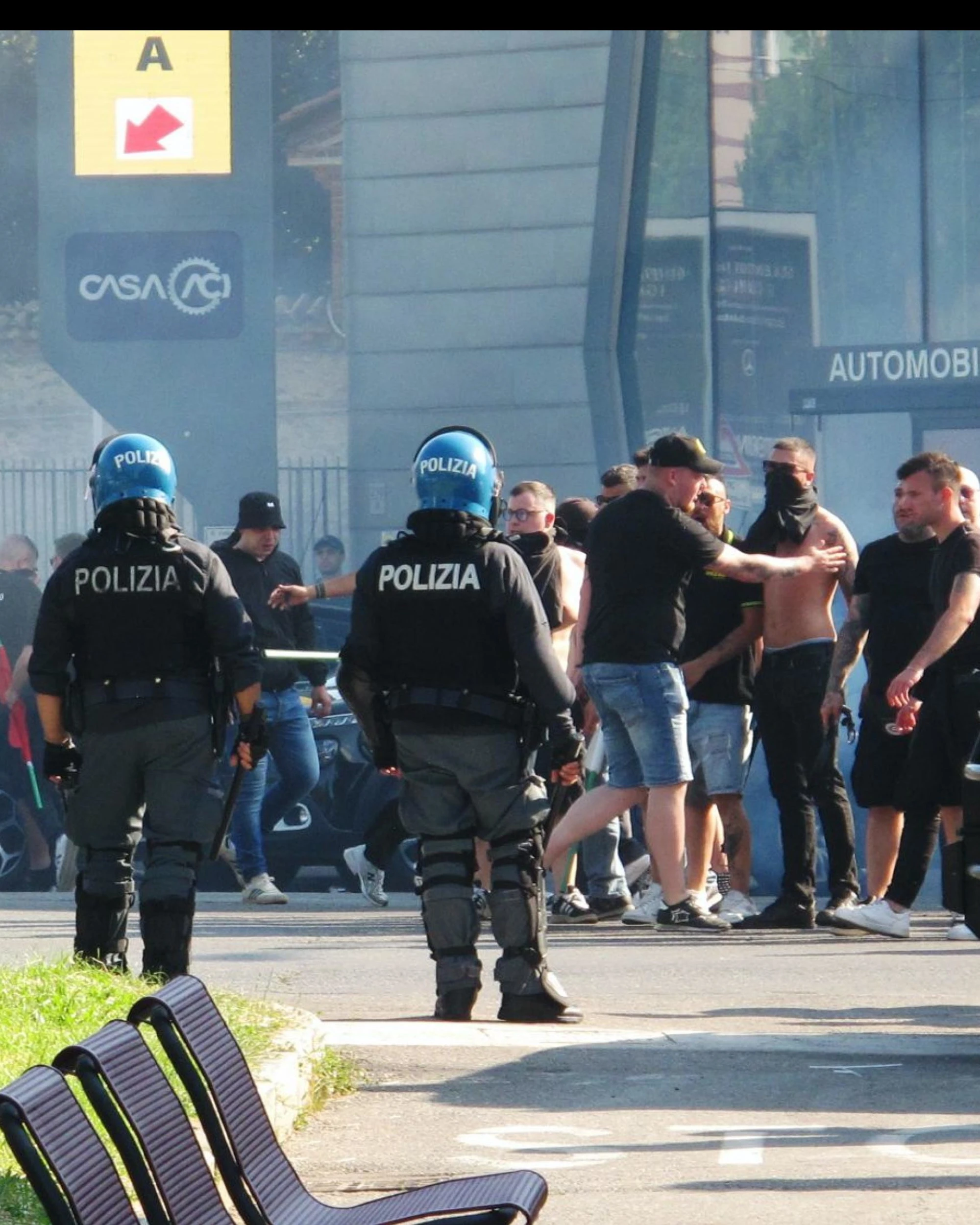 I poliziotti, gli ultrà e gli errori di mira che diventano due