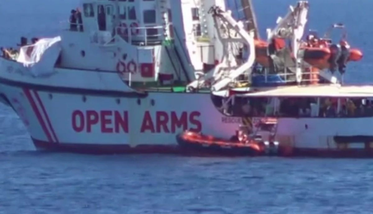 OPEN ARMS, 8 SBARCATI MA CRESCE LA TENSIONE