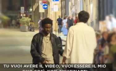 Fuori dal coro, l'immigrato minaccia l'inviato: "Un calcio nei denti, ti spacco la faccia, ti sparo"