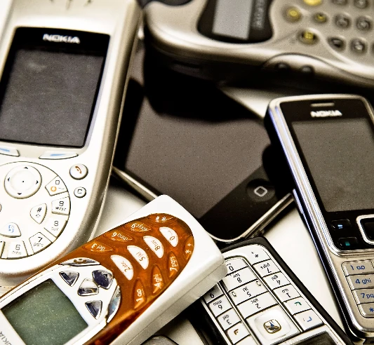 Avete un cellulare vecchio di 10 anni? Buttate lo smartphone: parla l'esperto