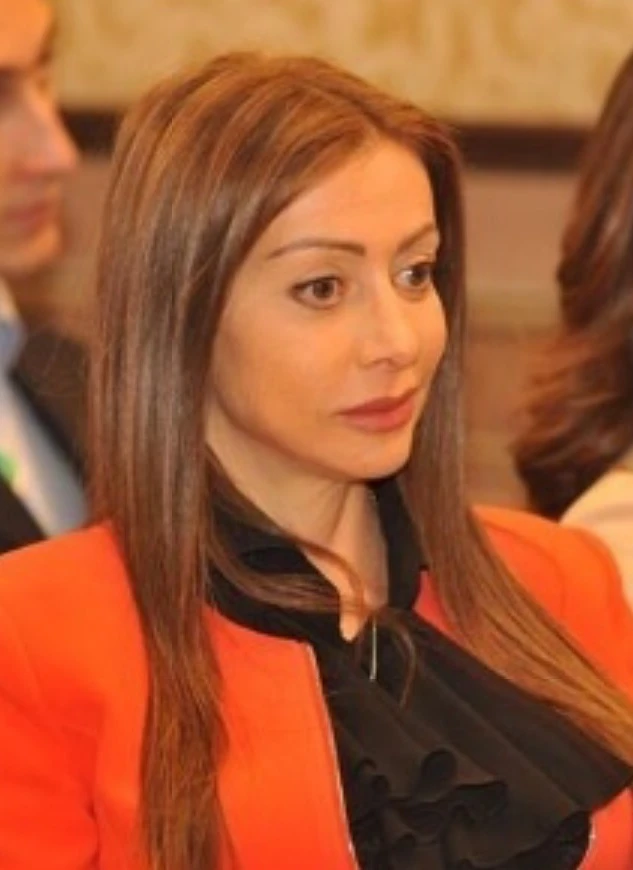 Forza Italia, il nuovo look di Maria Rosaria Rossi: capelli rossi per la fedelissima di Berlusconi