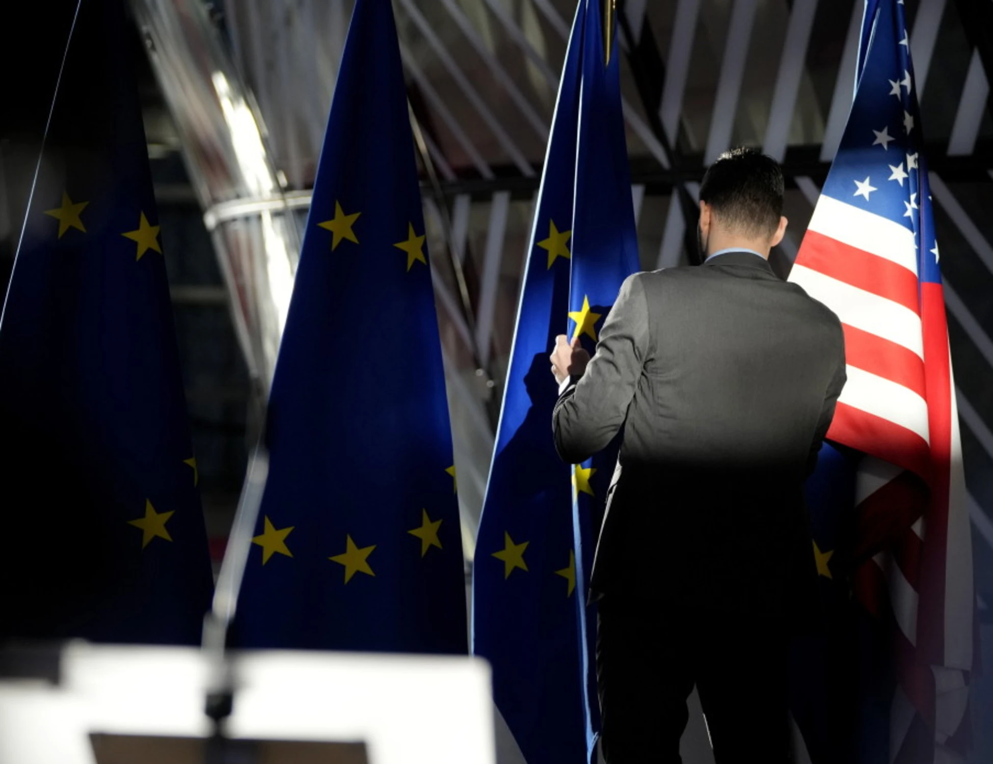 Ue, "sanzioni per 100 miliardi": dichiarazione di guerra a Trump