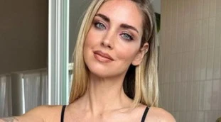 Sanremo 2023, Chiara Ferragni dà scandalo: intimo trasparente (e non solo)
