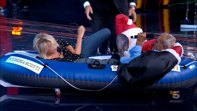 Maria De Filippi e Sabrina Ferilli, botta e risposta politico a Tu si que vales: "Pensa Salvini..."