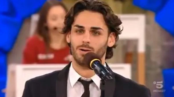 Amici, Alberto Urso confessa: "Cosa faccio con i primi soldi guadagnati", solo applausi per il tenorino
