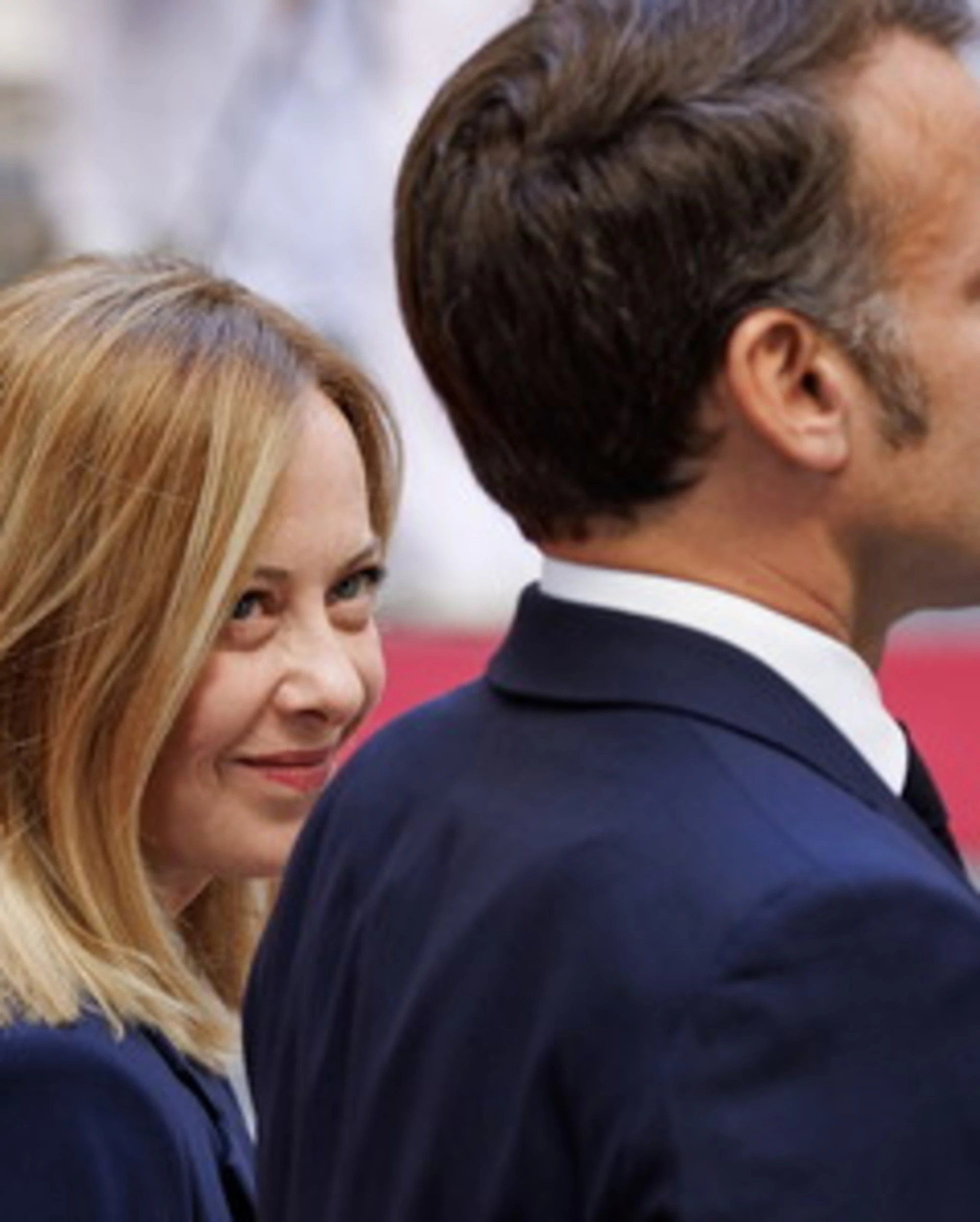  Meloni chiara con Macron: convergenza Roma-Parigi