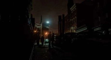 Napoli, altro blackout in centro: spente le luci nelle vie dello shopping