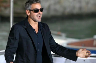 George Clooney si rivolge a una medium