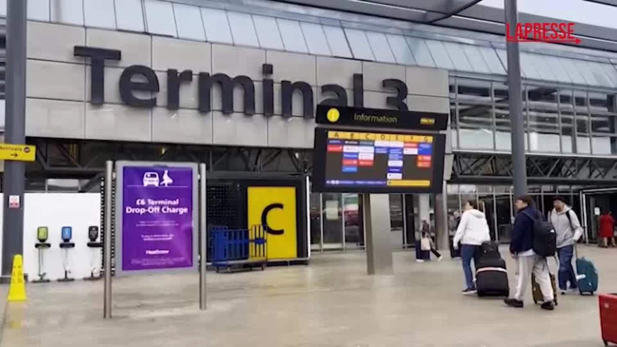 Regno Unito, caos negli aeroporti: anche oggi voli cancellati