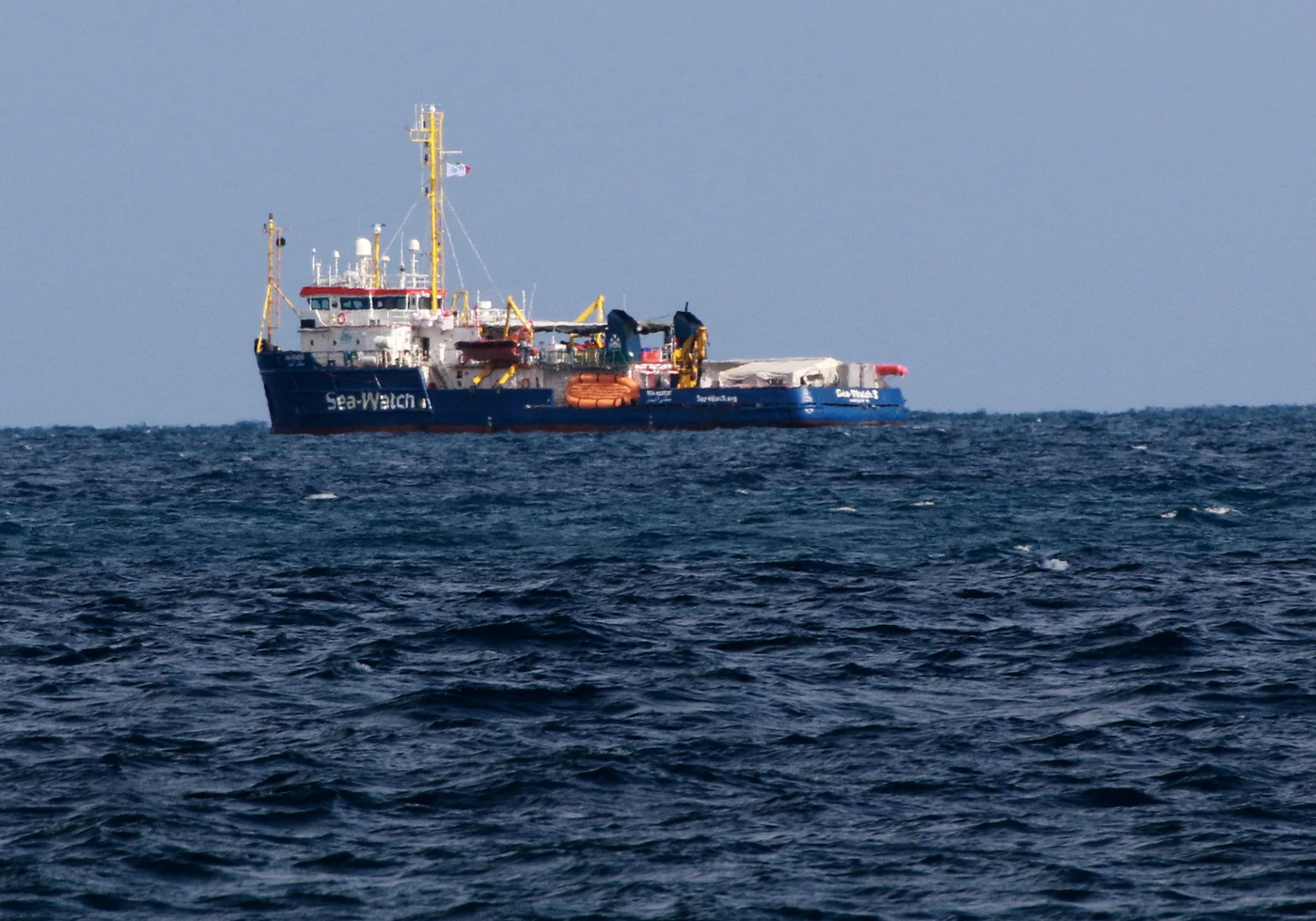Sea Watch 3, ong alleata degli scafisti? La telefonata-bomba: "Il gommone è partito"