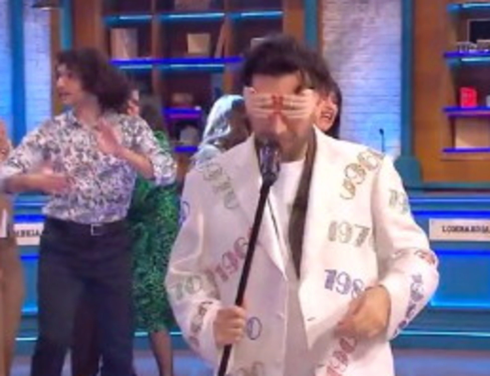 AFFARI TUOI NEL CAOS! HERBERT BALLERINA IRROMPE IN STUDIO CON UN LOOK ASSURDO E SCATENA LE RISATE DEL PUBBLICO