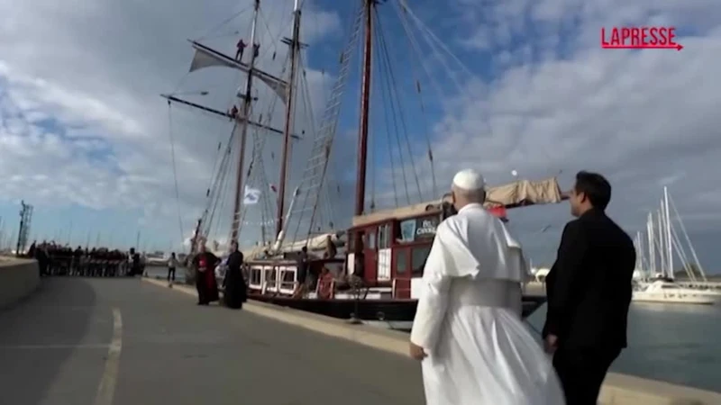 Leone XIV, visita a sorpresa all'equipaggio di una nave scuola a Ostia