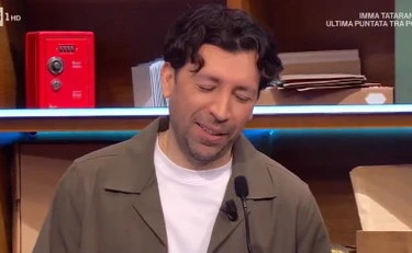 Affari tuoi, Herbert Ballerina canta e De Martino lo umilia