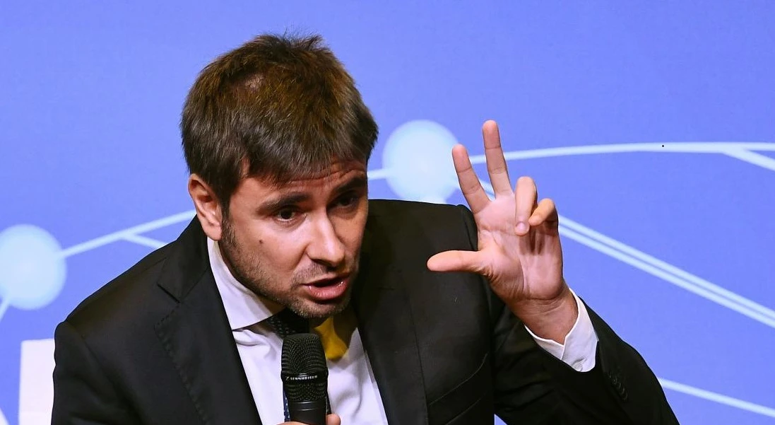Alessandro Di Battista insulta Silvio Berlusconi: "Un codardo. Ricordo quando in Libia..."