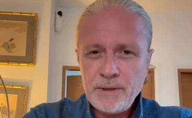Emmanuel Petit vuole "picchiare tutti questi piccoli idioti". Poi umilia Macron