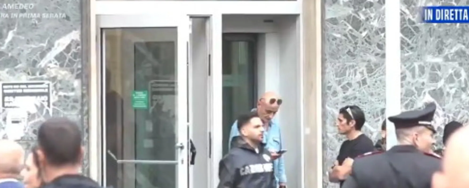 Napoli, rapina da film: blitz dei corpi speciali in banca, la fuga dei ladri con le maschere da vip