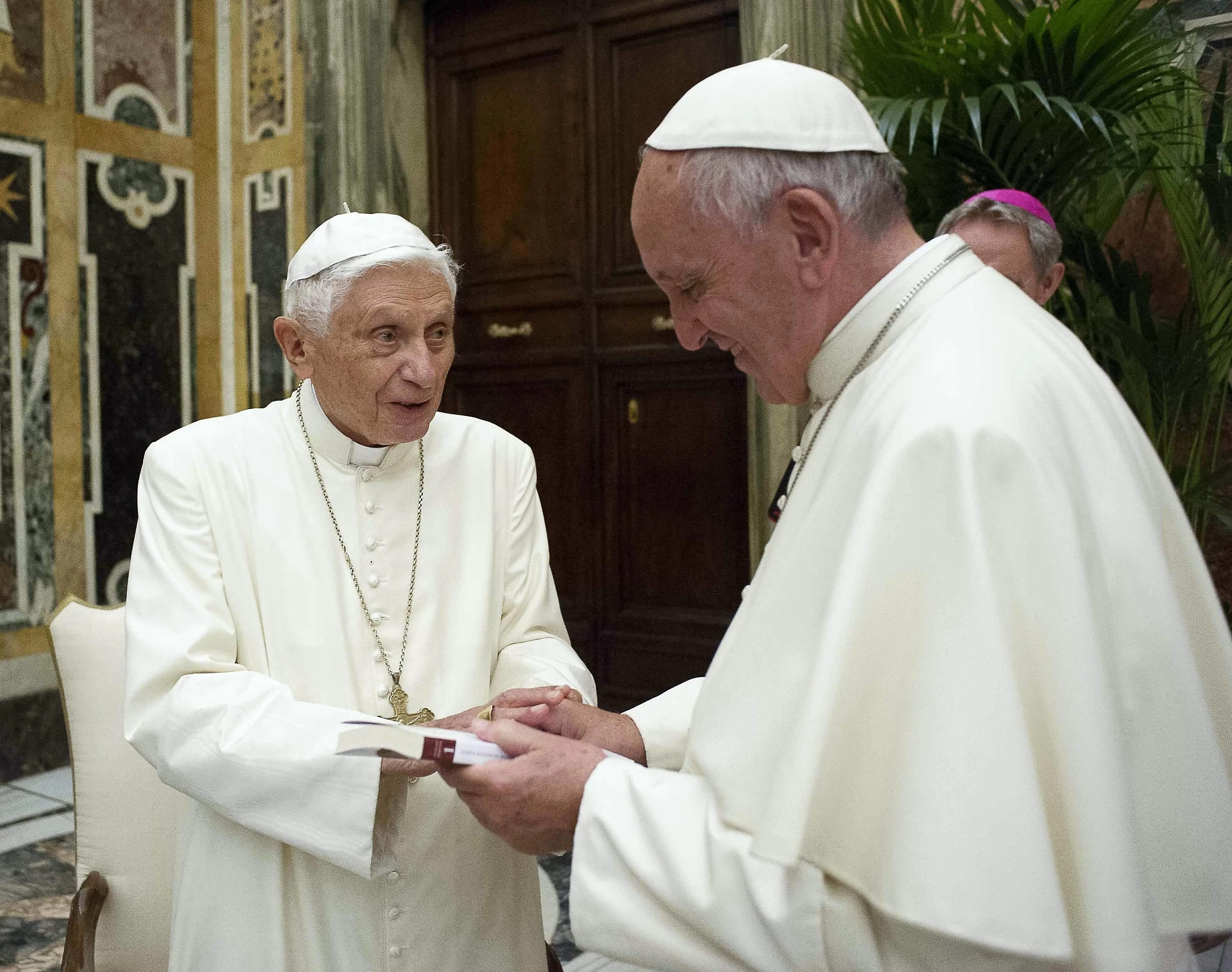 Papa Ratzinger, la tremenda accusa al Vaticano: "Pedofilia, fino a qualche tempo fa era considerata giusta"
