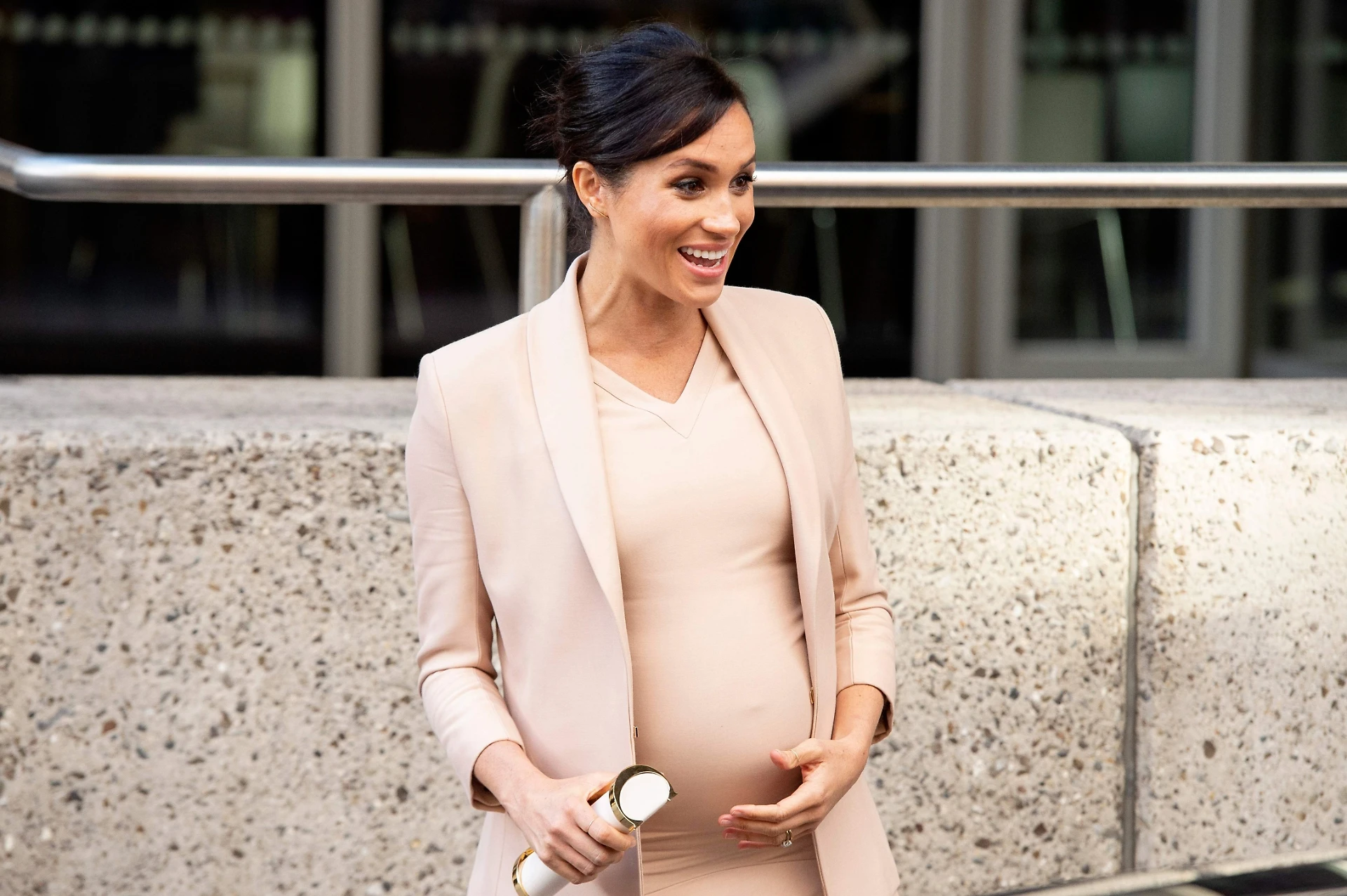 Meghan Markle, l'ordine tassativo che fa infuriare la regina: "Chi non voglio in sala parto"