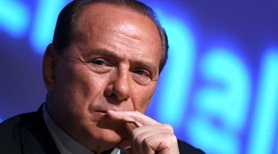Senaldi smaschera la sinistra: ecco come usano Berlusconi per colpire la Meloni
