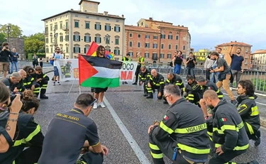 Pisa, in ginocchio per Gaza? La foto può costare cara ai pompieri