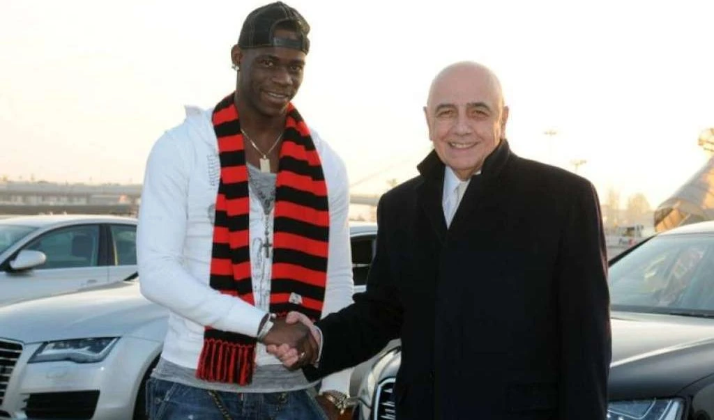 Balotelli al Milan ed è delirioScontri tra i tifosi e la polizia