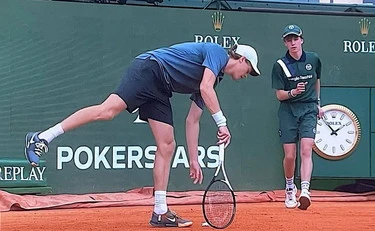 Jannik Sinner, imprevisto in campo con Zverev: cosa gli cade dalla tasca