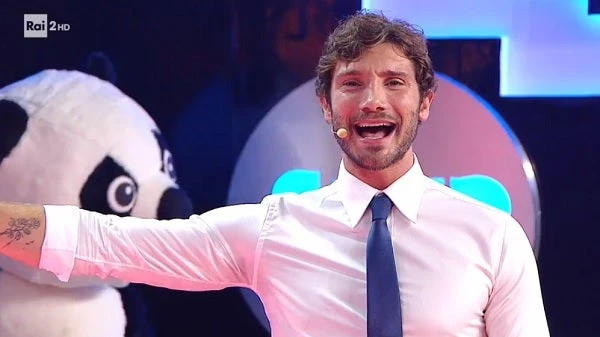 Stasera tutto è possibile, De Martino e il paragone impietoso con Amadeus. Il parere pesante di Costanzo