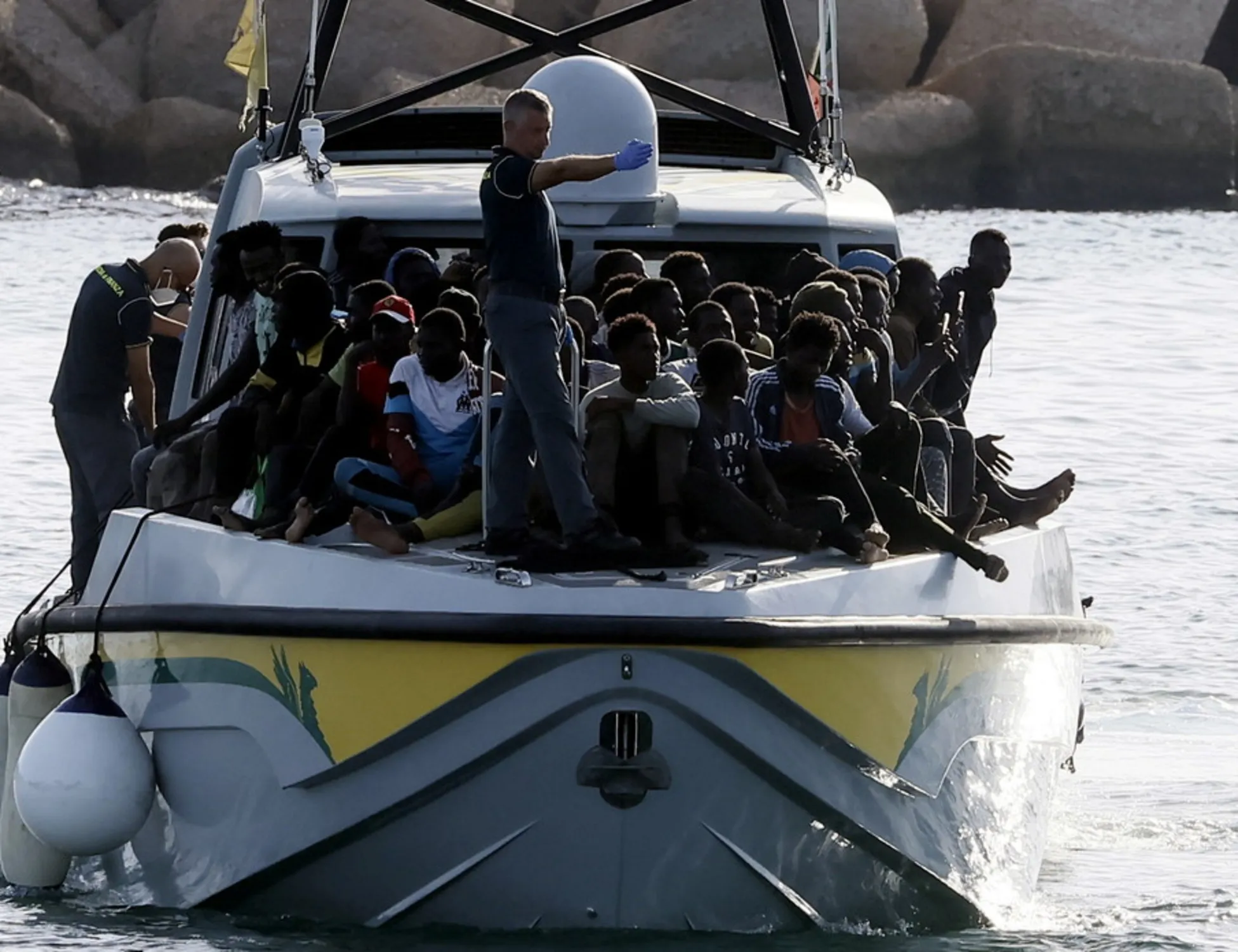 Lampedusa, sul barcone di migranti trovato un razzo "come quello da guerra"