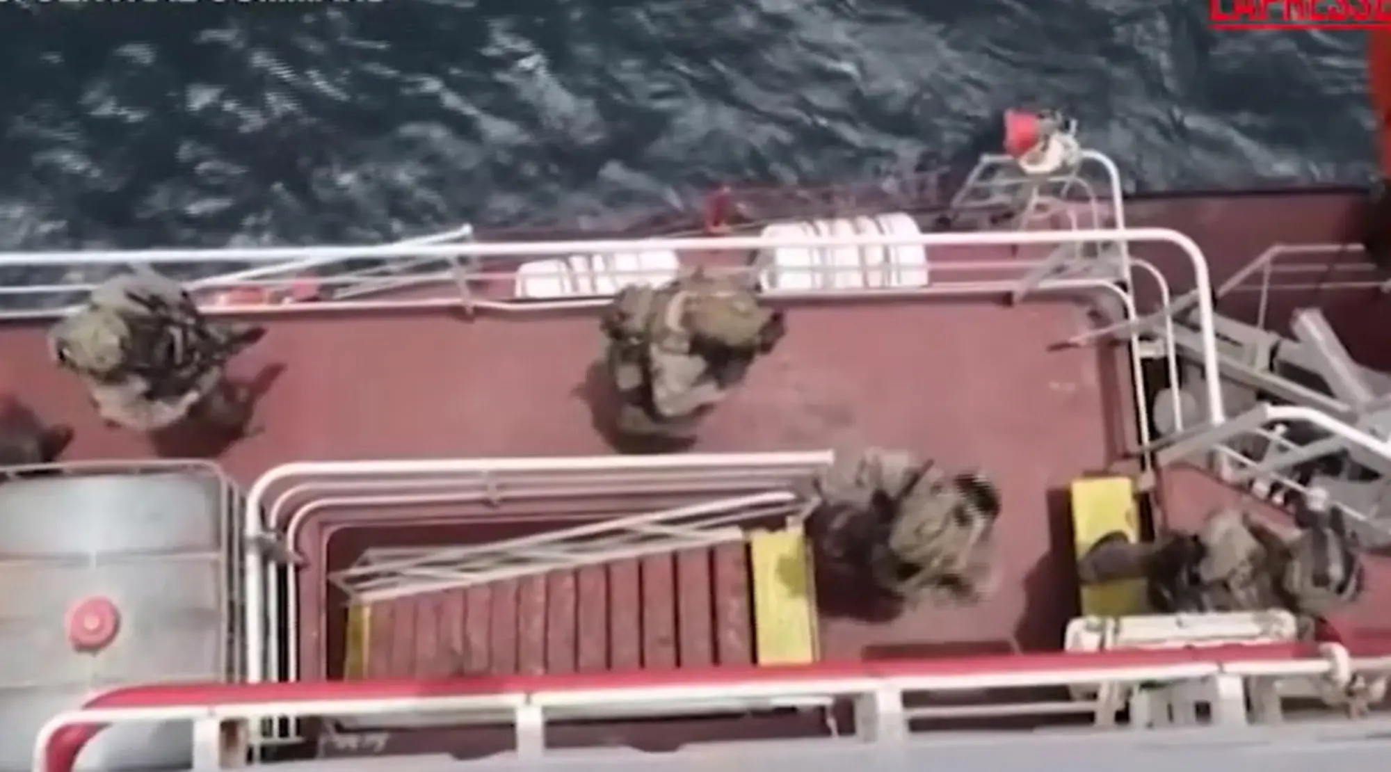 Iran, l'attacco Usa su una nave mercantile che forza il blocco navale