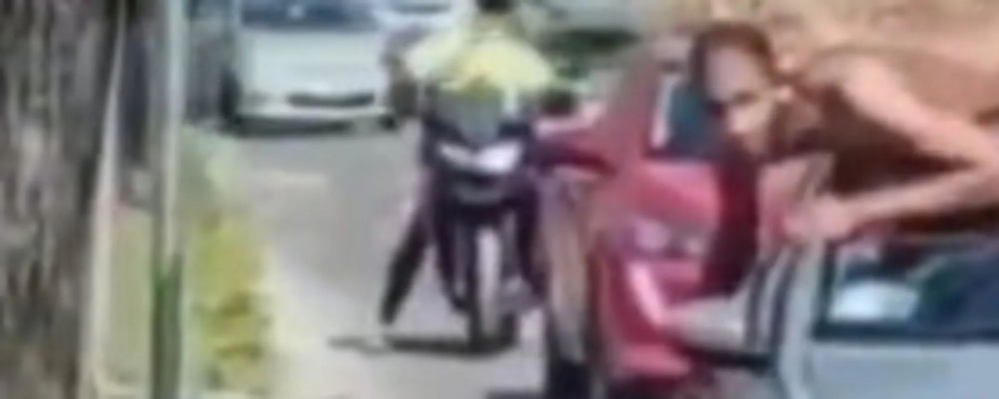 Video choc: l'immigrato nudo terrorizza la donna al volante