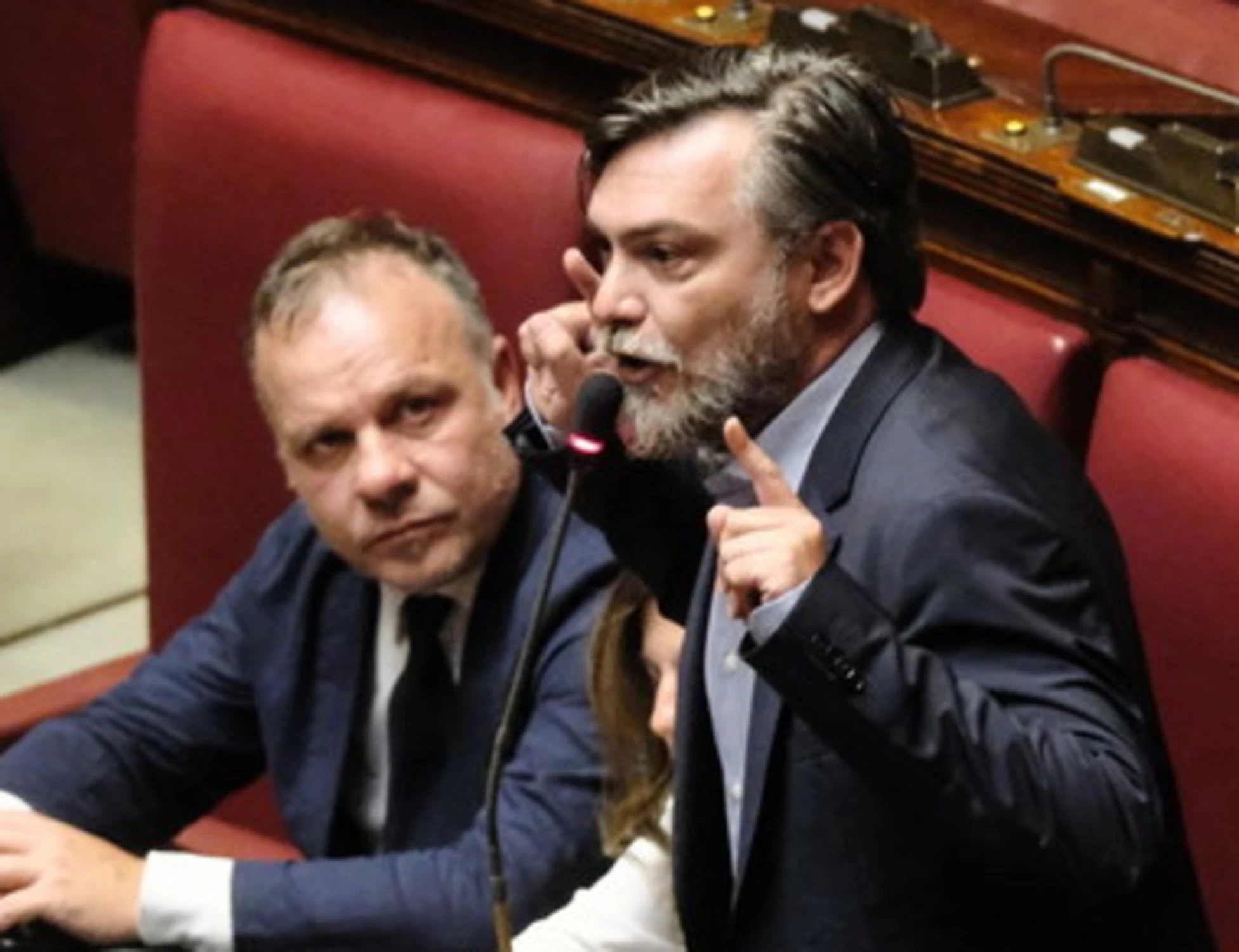 Gaza, la pace fa rosicare la sinistra: "Genocidio!". Insulti al governo e caos in aula