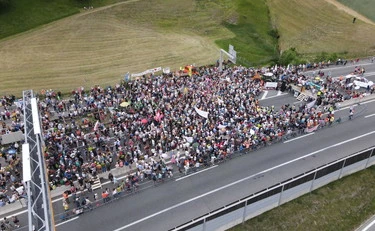 Brennero, sabotaggio alla ferrovia nel giorno della protesta: inferno al valico