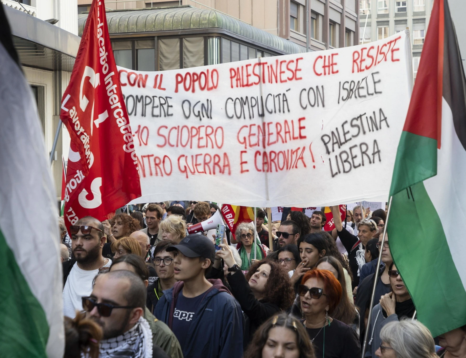 Bergamo, chi finanzia l'associazione amica del Pd: imbarazzo rosso