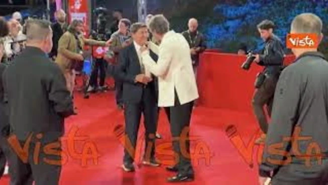 Jovanotti abbraccia e si inchina a Gianni Morandi sul red carpet della Festa del Cinema di Roma