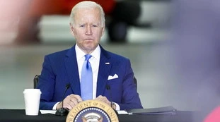 Joe Biden, la telefonata cambia la guerra: dietrofront sui missili e assist a Putin. Per Zelensky si mette male