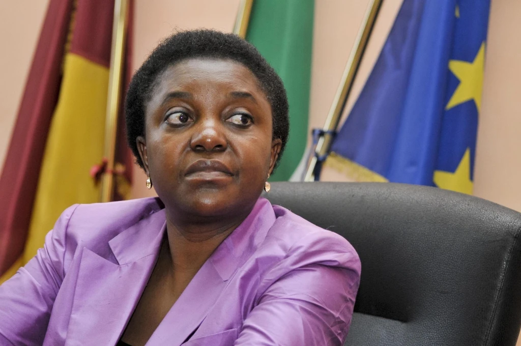 Kyenge, "Via mamma e papà". Twitter si ribella al ministro