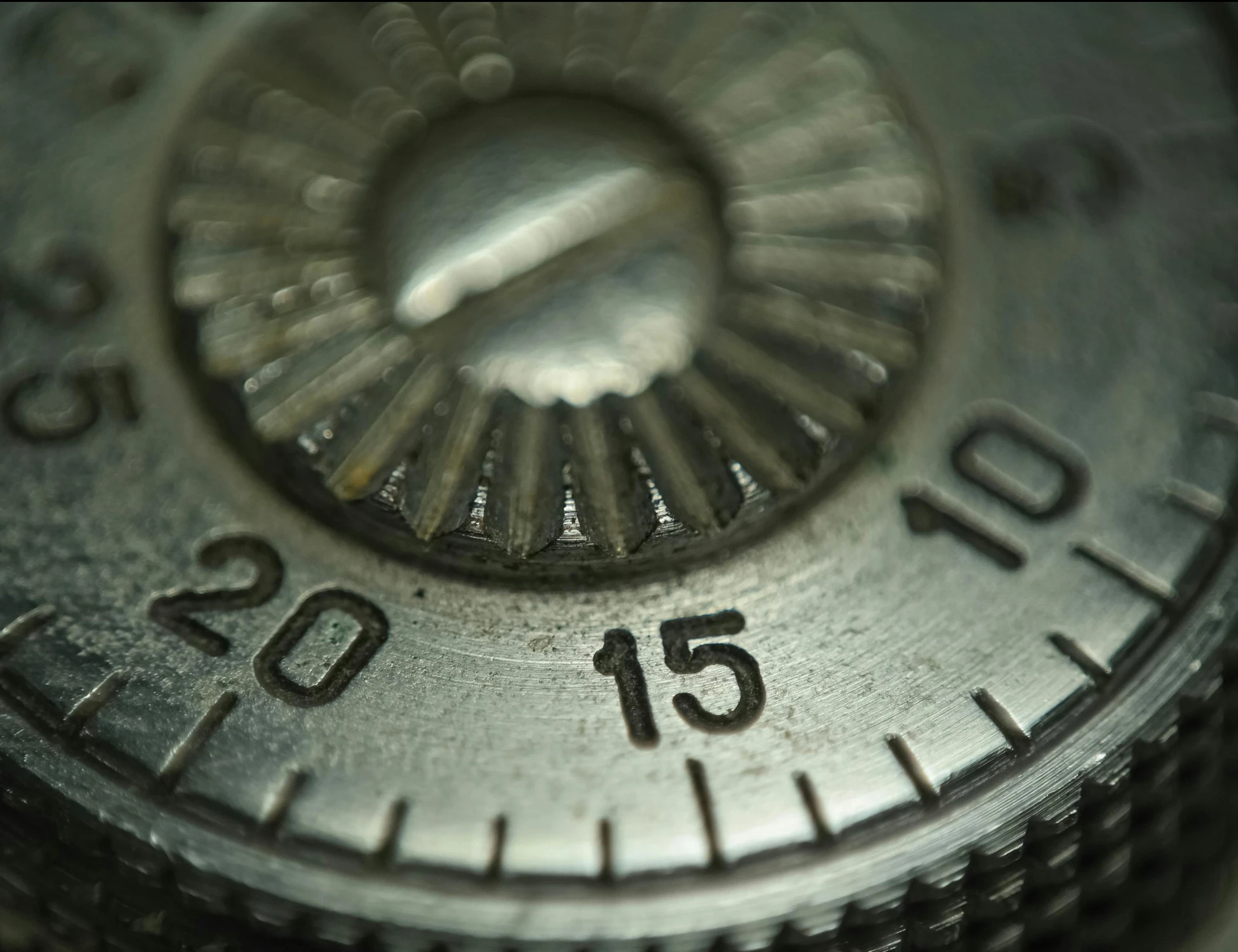 Compra una cassaforte usata per 15 euro? Clamoroso: cosa trova all'interno