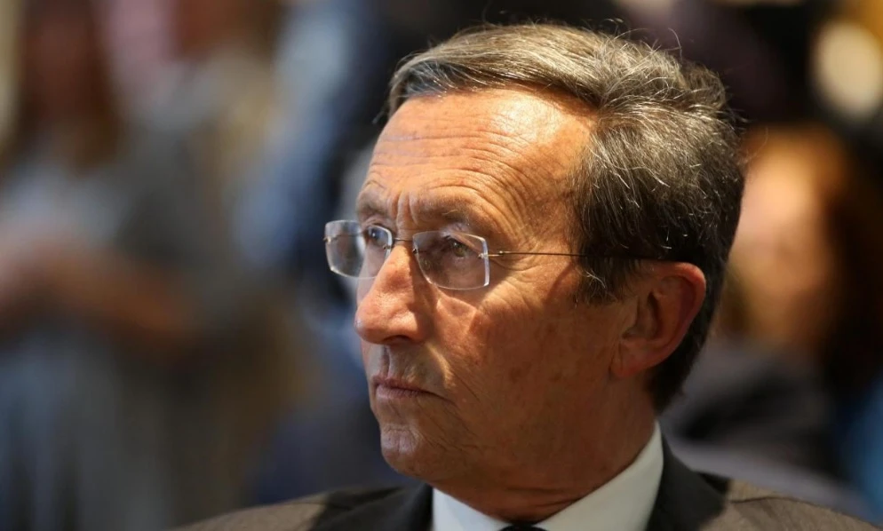 Gianfranco Fini avvistato a Roma: viso abbrustolito da "molte vacanze"