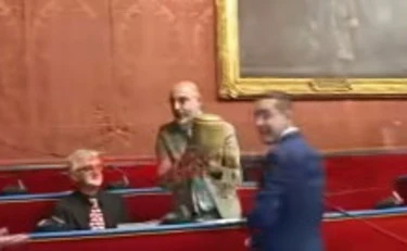 Torino, consigliere di Forza Italia porta un'urna in Sala Rossa: "Bisogna ridurre le spese ai cittadini"