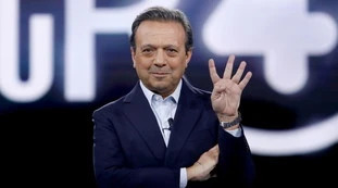 Piero Chiambretti ricoverato: "Coronavirus? Tampone incerto. La situazione è dura". Preoccupa la madre